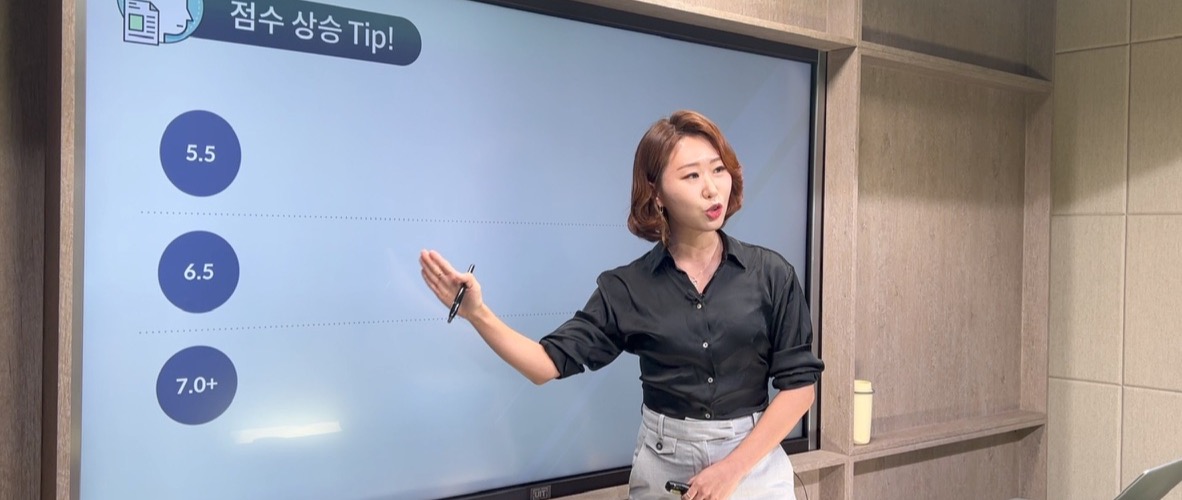 Roselyn explaining an English lesson in a recorded class